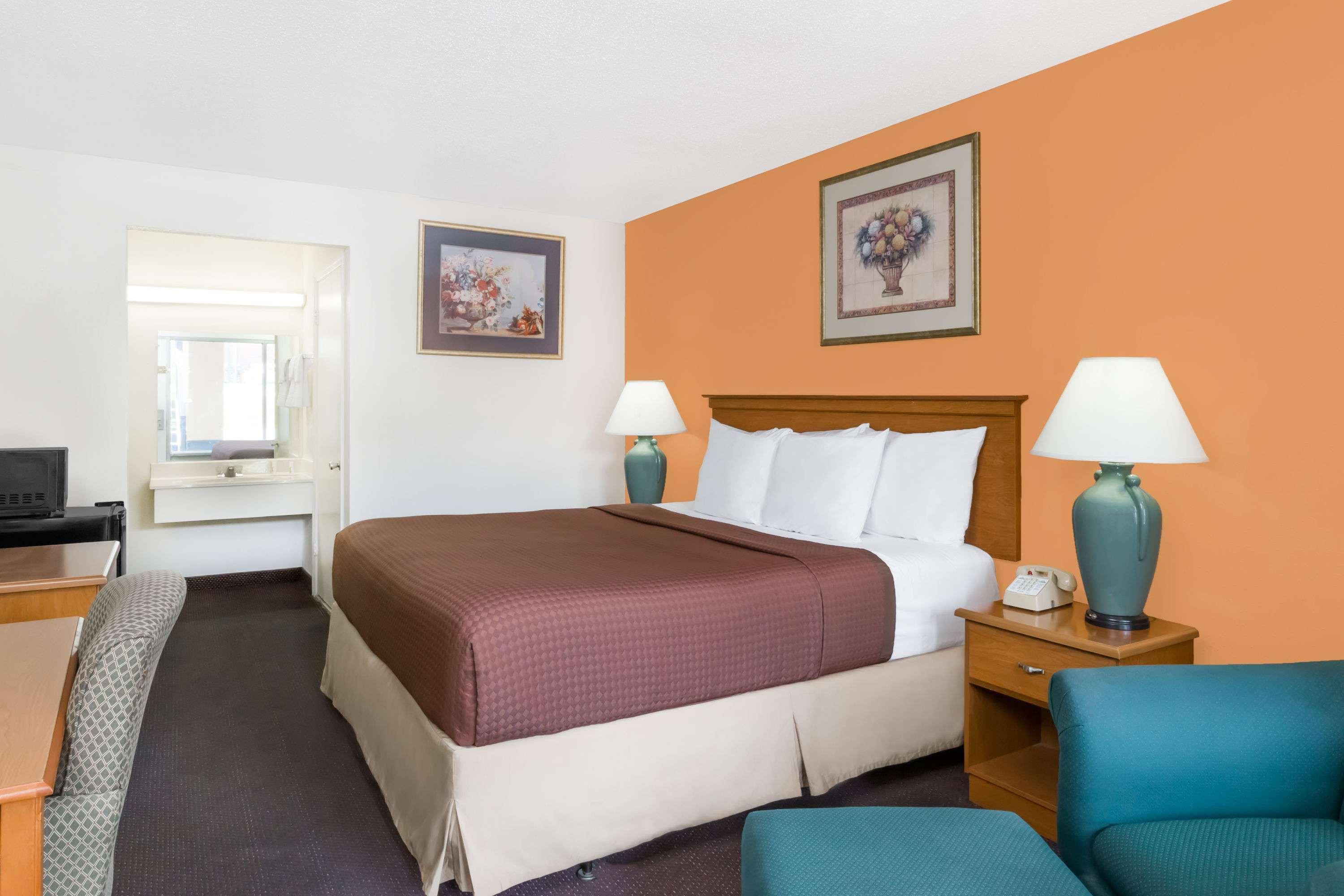 Days Inn By Wyndham Christiansburg Exterior photo
