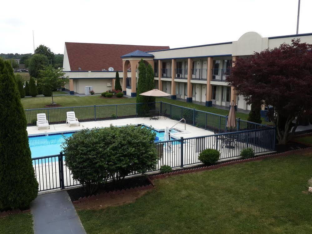 Days Inn By Wyndham Christiansburg Exterior photo